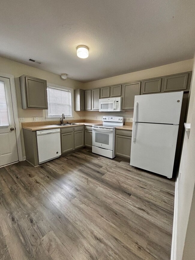 Building Photo - 3 Bedroom, 3 Bathroom Townhome in Carolina Forest!