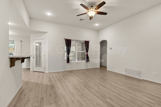 Building Photo - 114 Tomahawk Dr
