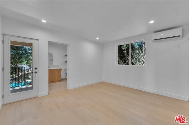 Building Photo - 6913 1/2 Encino Ave