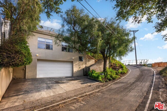 Building Photo - 4350 Hillview Dr