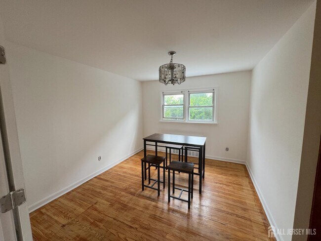 Building Photo - 304 Woodcliff Ave