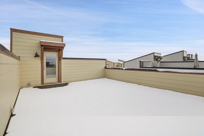 Building Photo - $3,330.95 with $300 off the first month's Rent - 4 Bedrooms, 3.5 Bathrooms, Townhouse in Broomfie...