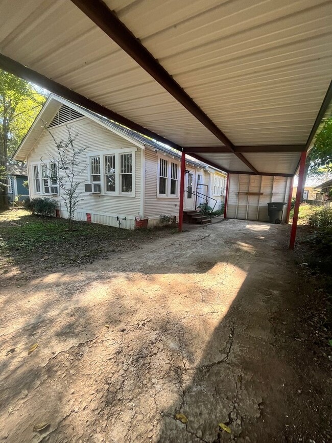 Building Photo - Charming 3-Bedroom Home with Office Near Downtown!