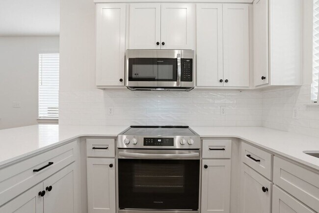 Building Photo - 3 Bed | 2 Bath Luxury Duplex