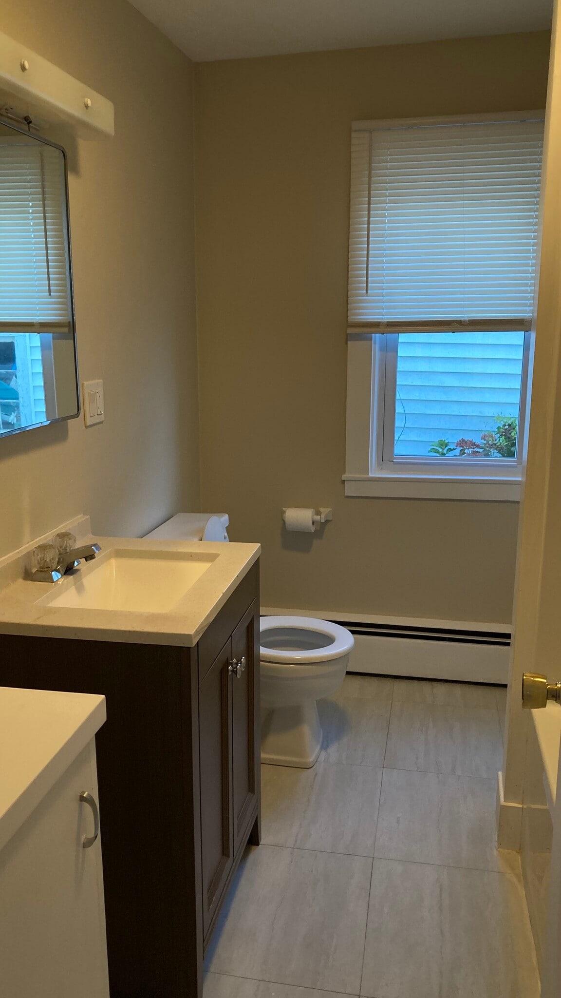 Full Bathroom - 18 Hancox St