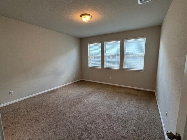 Building Photo - 209 Pitchfork Dr