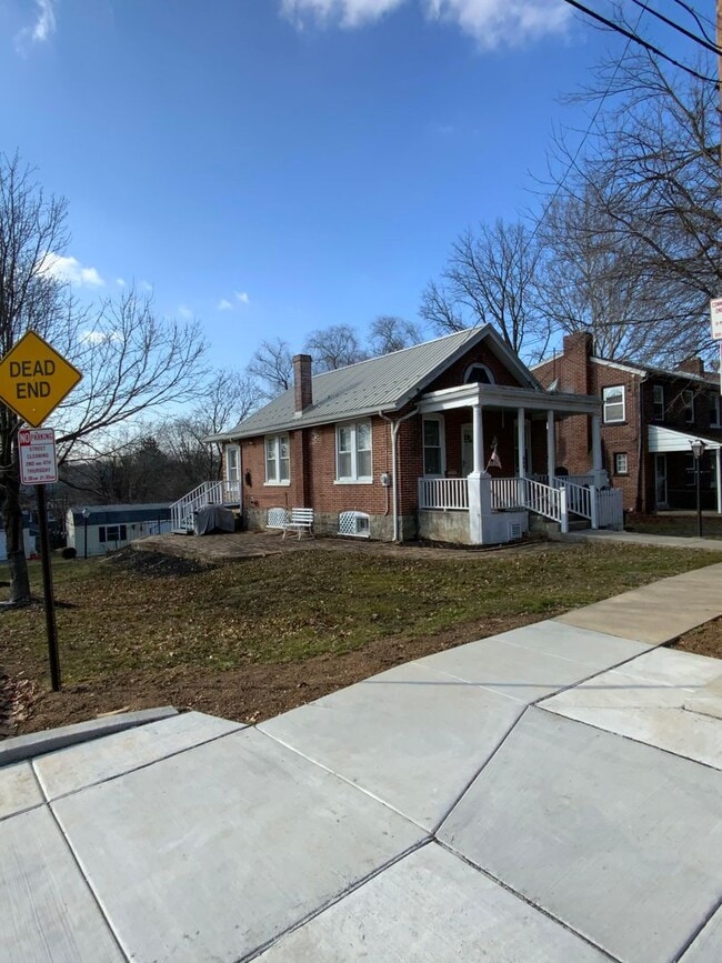 Primary Photo - 850 Highland Ave