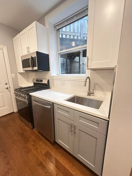 Building Photo - 1157 W Lunt Ave