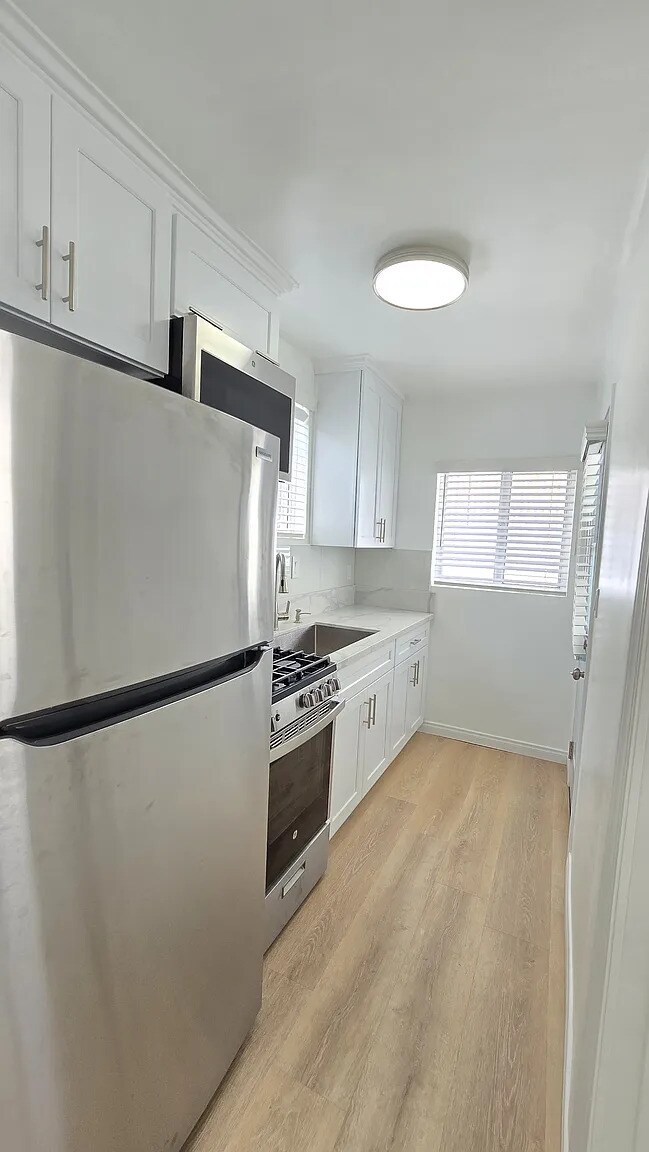kitchen - 1041 N Edinburgh Ave