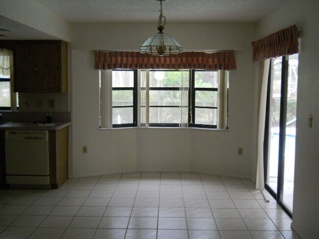 Building Photo - 6247 Spring Hill Dr
