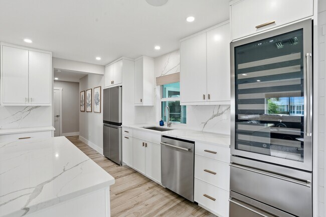 Building Photo - 6163 Plumosa Ave
