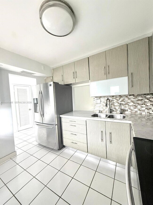 Building Photo - 1601 NE 191st St