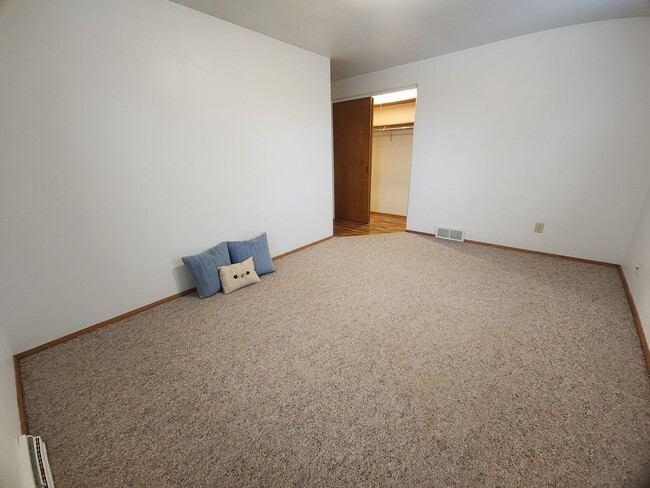 Building Photo - 631-633 E Longview Dr.