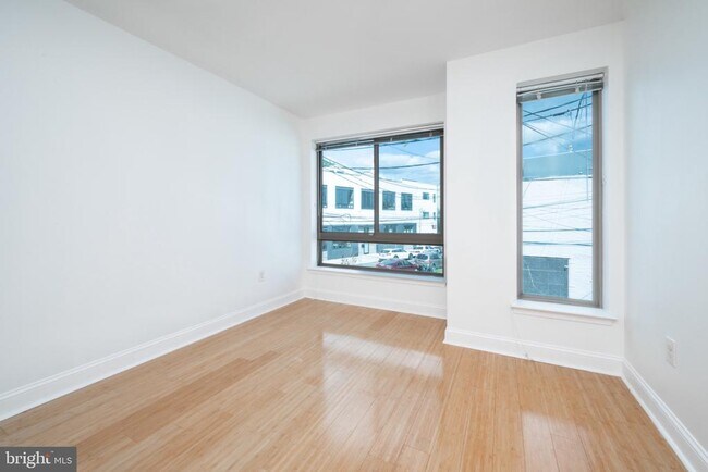 Building Photo - 2102 Berges St