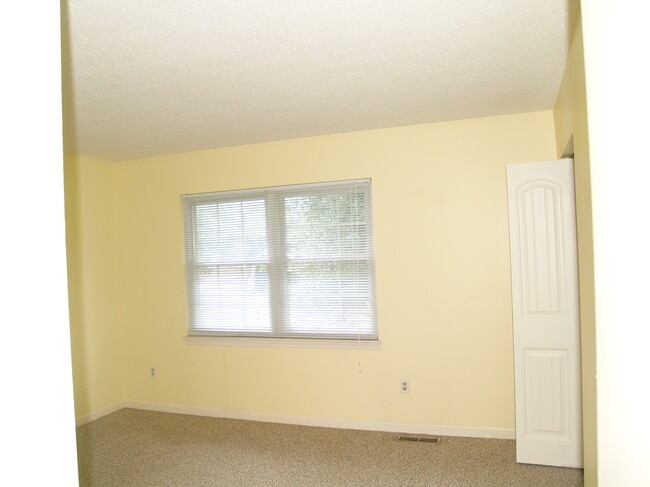 Building Photo - 8907 Hunter Ridge Dr