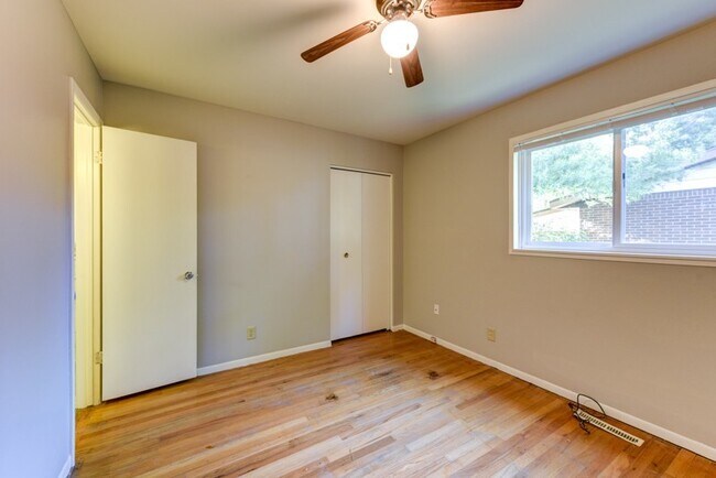 Building Photo - Beautiful and LARGE 4 bed 3 bath Home in D...