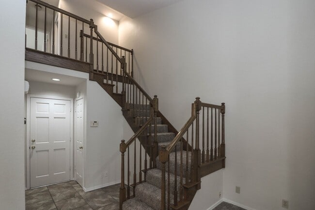 Building Photo - Lovely South Tulsa location close to shopping and restaurants