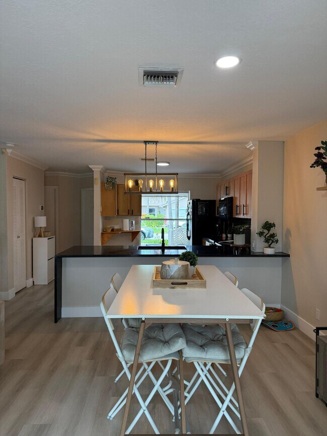 Building Photo - 1120 W Lakes Dr