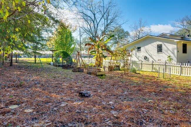 Building Photo - 215 Perryman Rd