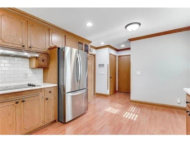 Building Photo - 6325 Brookview Ave