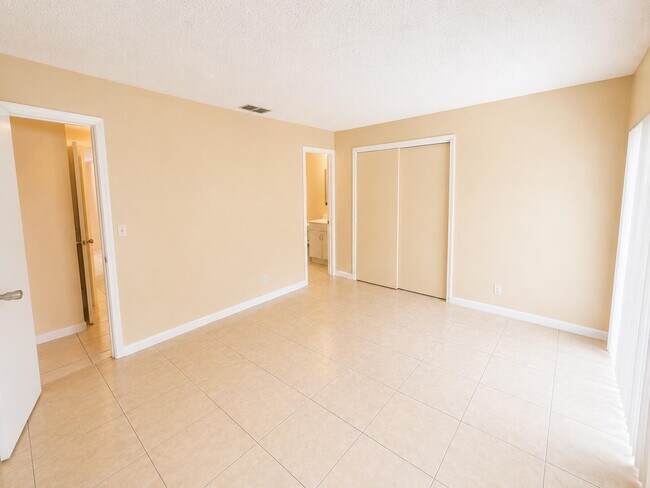 Building Photo - 4125 Woodside Dr