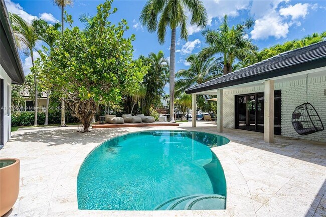 Building Photo - 2500 Bayview Dr