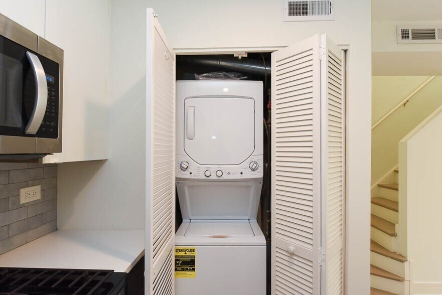 Building Photo - 843 W Grace St