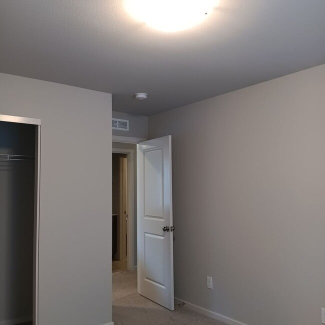 Building Photo - Beautiful Modern Home in Woodburn is Ready For You!!