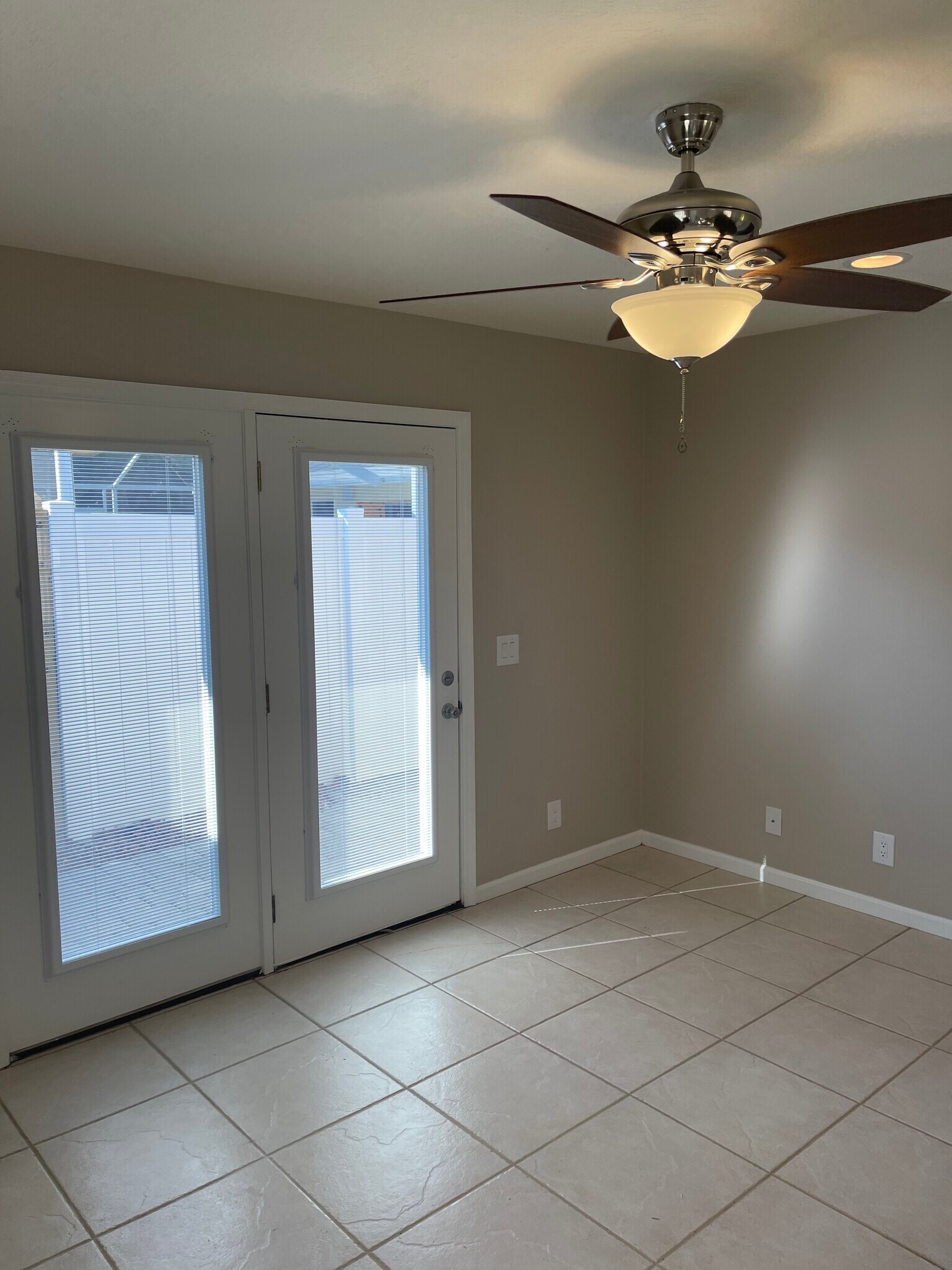 Living Room / Front Door - 8390 SE Camellia Dr