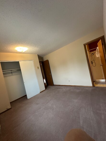 Building Photo - 103 Cottonwood Ave N