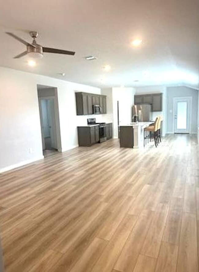 Building Photo - 3 Bedroom, 2 Bath in Midtown Subdivision C...