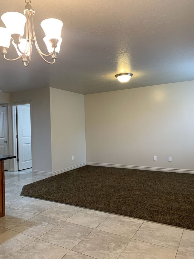 Building Photo - 3 Weeks Rent Free! | Spacious 3 Bed 2.5 Bath Townhome in West Haven | Garage + Pool Community Ame...