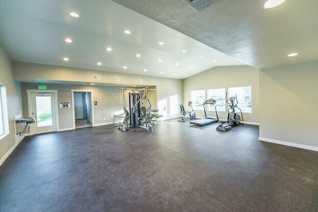 Building Photo - Townhome with 2-Car Garage!