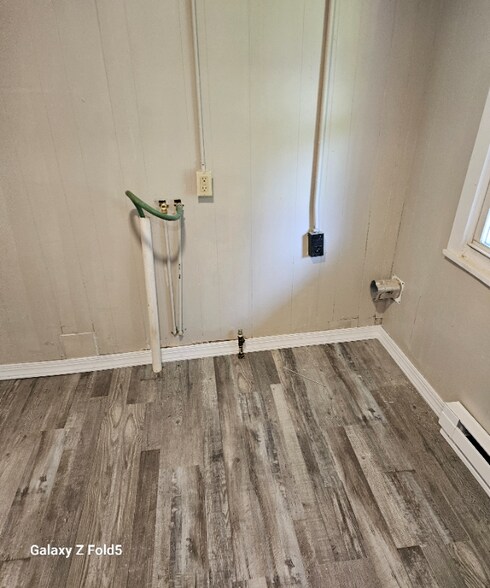 Building Photo - 833 N Valley Ave