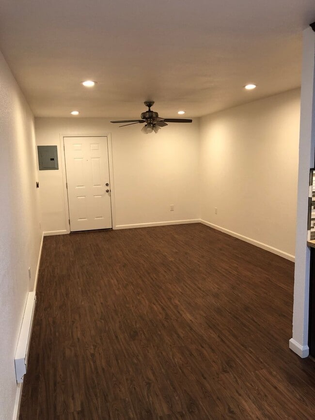 Building Photo - Cozy 1 bedroom ground floor apartment