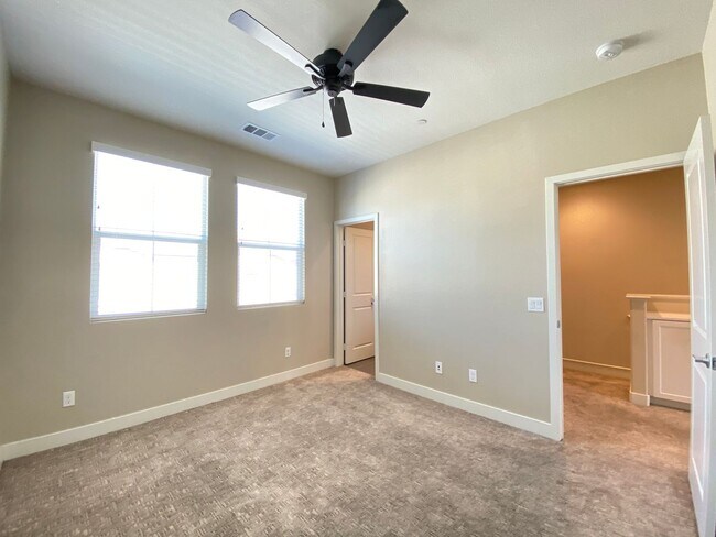 Building Photo - *Special*Stunning 3 Bedroom 3.5 Bathroom T...
