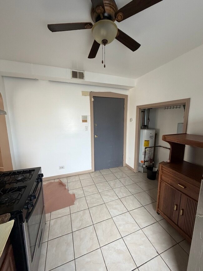 Building Photo - 7402 S Racine Ave