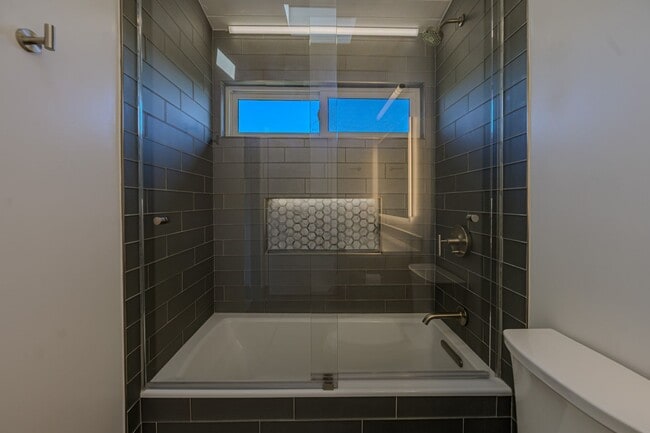 Building Photo - Luxurious Modern Living in the Heart of San Diego with Solar!