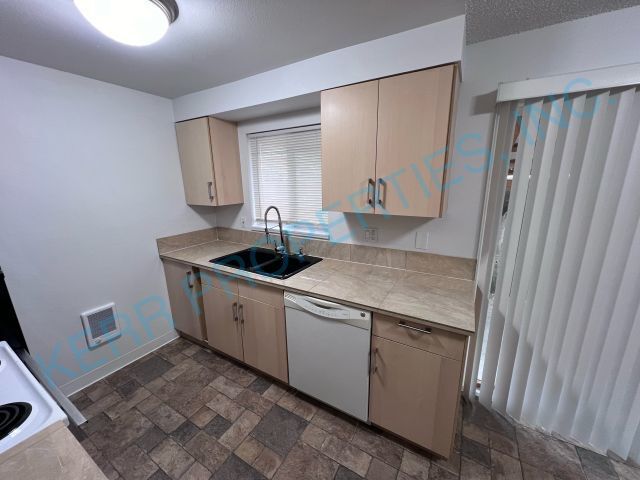 Building Photo - Cozy 2-Bedroom Duplex with Fireplace Charm...