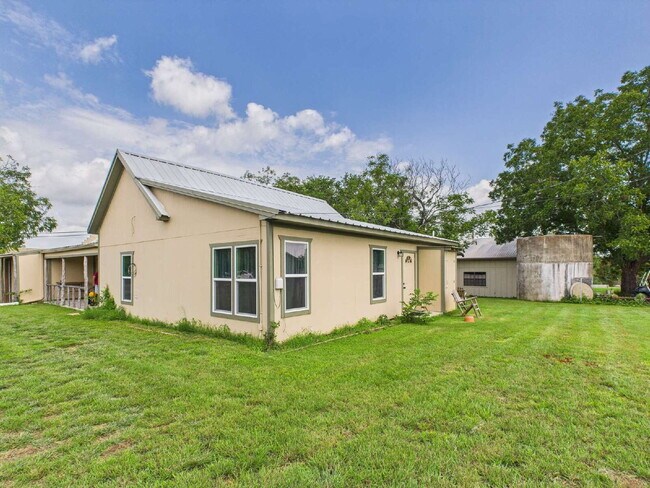 Building Photo - Furnished Move-in Ready 3/2