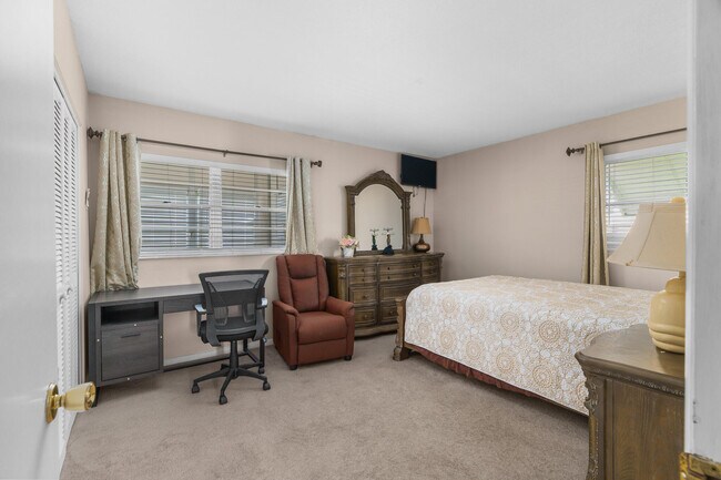 Building Photo - 410 NE 17th Ave