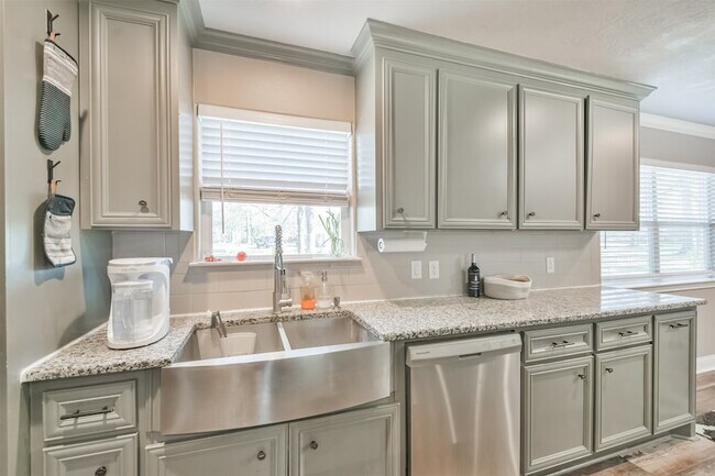 Building Photo - 24237 Creekwood Dr