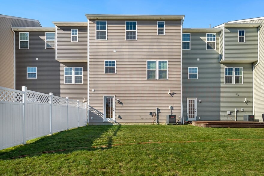 Building Photo - Stunning 3 Bed 2.5 Bath Townhome COMING SOON