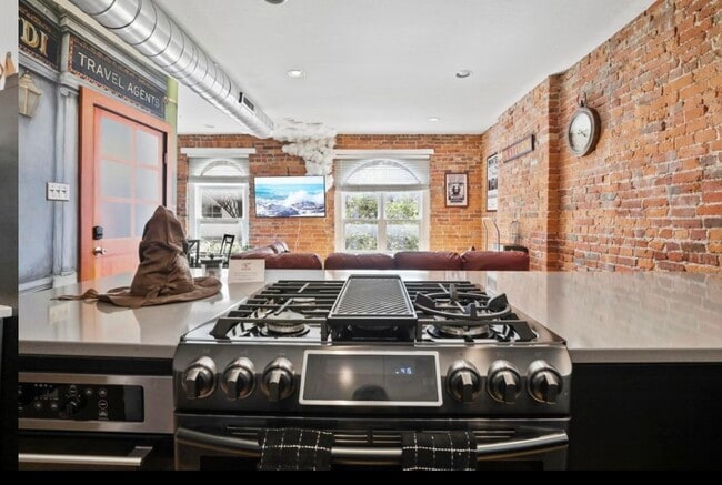 Building Photo - 974 N High St