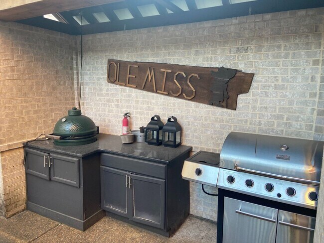 Building Photo - 4BR/4.5BA Furnished Townhome For Rent