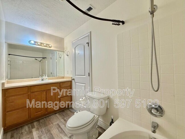 Building Photo - 6935 Traveler Ln