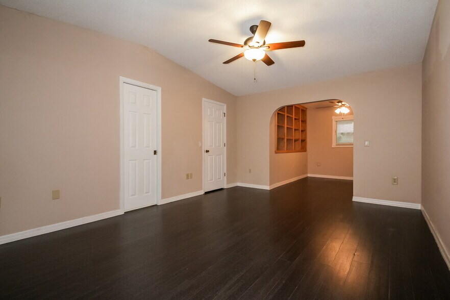 Building Photo - 2550 Briar Oak Cir