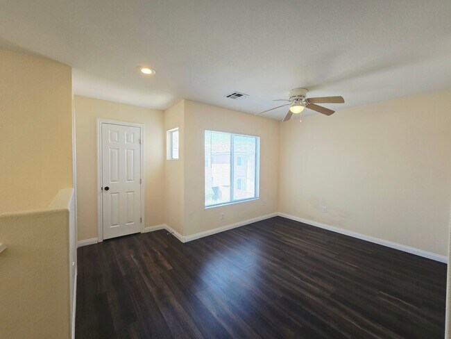 Building Photo - CHARMING 2 BED/ 2 BATH HOME WITH LOFT LOCATED IN LAMPLIGHT GARDENS!