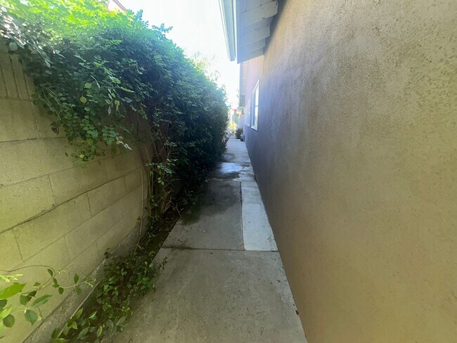 Building Photo - Beautiful Fully Furnished 4Bed/2Bath Home for Rent