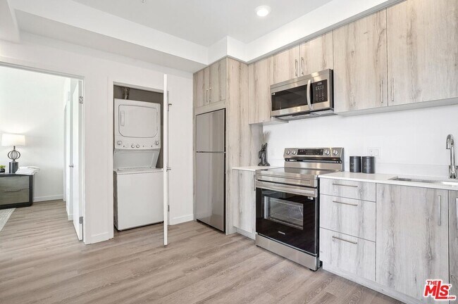 Building Photo - 222 N Alvarado St